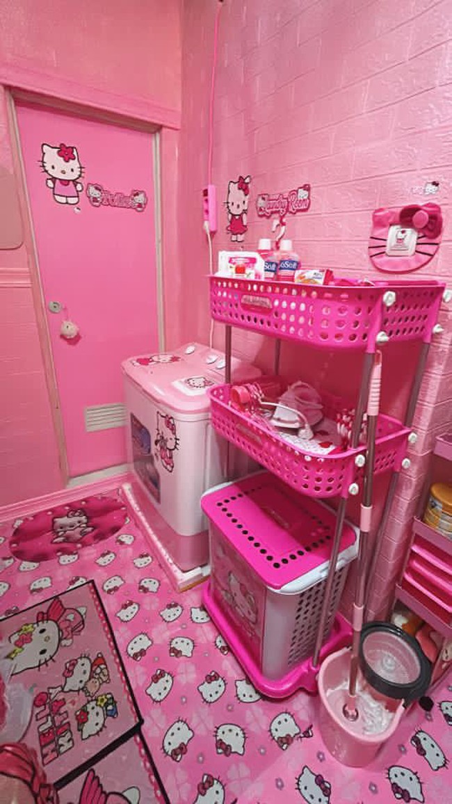 Seluruh pernak-pernik di dalam toilet, seperti tempat sabun, handuk, cermin serba Hello Kitty. Selain toilet, Tika juga merekam bagian dapurnya yang kental bernuansa Hello Kitty. Foto: Dok. pribadi Tika Septiani.