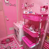 Seluruh pernak-pernik di dalam toilet, seperti tempat sabun, handuk, cermin serba Hello Kitty. Selain toilet, Tika juga merekam bagian dapurnya yang kental bernuansa Hello Kitty. Foto: Dok. pribadi Tika Septiani.