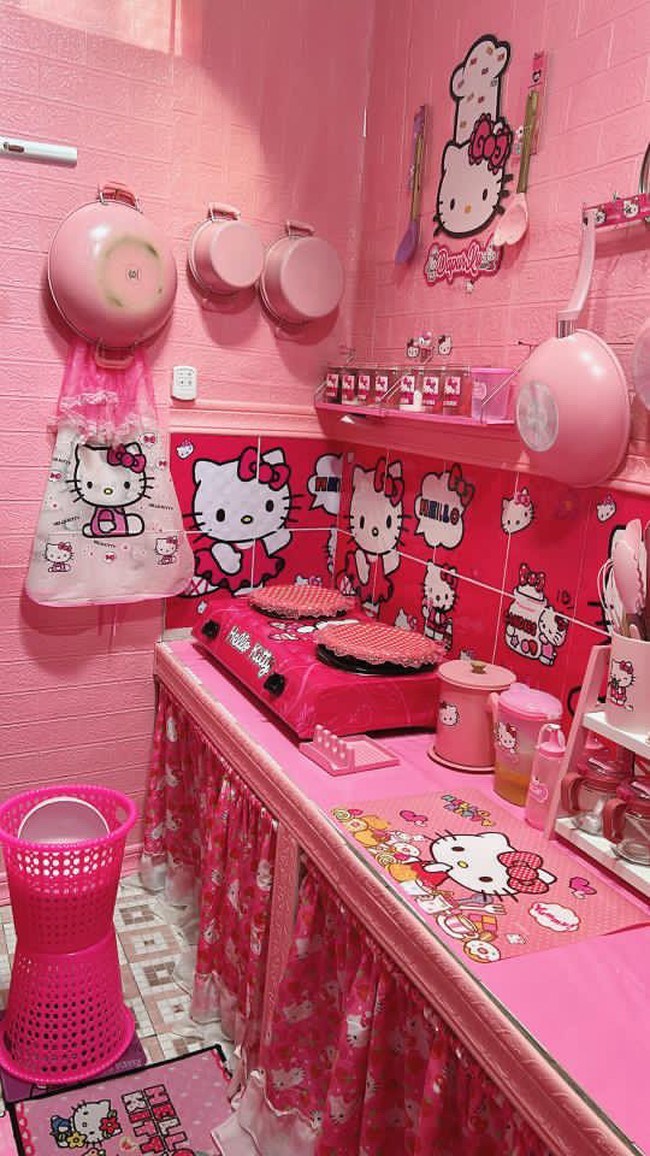 Video tentang rumah serba Hello Kitty itu mulai viral berawal dari unggahan akun TikTok @tikaseptiani_kitty. Dalam unggahannya, dia merekam bagian dalam toilet dan ruangan dapur di rumahnya. Tampak di video mulai dari lantai, wallpaper dinding, cat tembok, semua serba pink Hello Kitty. Foto: Dok. pribadi Tika Septiani.