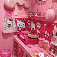 Video tentang rumah serba Hello Kitty itu mulai viral berawal dari unggahan akun TikTok @tikaseptiani_kitty. Dalam unggahannya, dia merekam bagian dalam toilet dan ruangan dapur di rumahnya. Tampak di video mulai dari lantai, wallpaper dinding, cat tembok, semua serba pink Hello Kitty. Foto: Dok. pribadi Tika Septiani.