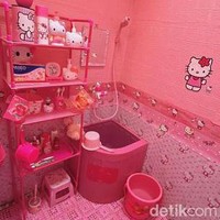 Wanita ini merekam seluruh bagian rumah dan perabotan yang serba Hello Kitty. Mulai dari bagian dalam toilet dan dapur semuanya warna pink dan dihiasi gambar Hello Kitty. Foto: Dok. pribadi Tika Septiani.