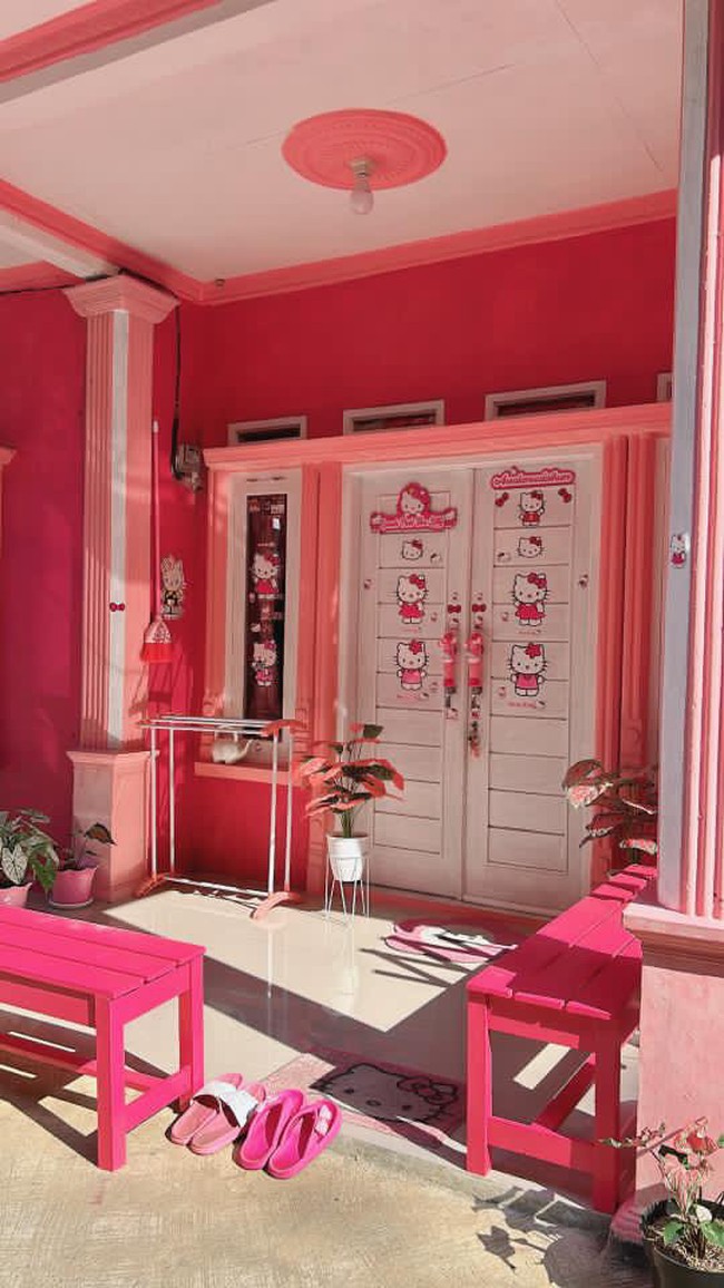 Video unggahan Tika sudah ditonton lebih dari 20,5 juta Views dan mendapatkan banjir komentar dari warganet. Nyakitin mata gak sih warna pink nya😢, ucap akun TikTok @suka_gabut. Nic baru hello kitty sesungguhx, ujar akun @Naufarel. Rumah impian pas kecil rumah hello Kitty, saut akun @Bestiee. Rumah impian bismillah semoga di segerakan amin🥺🙏, kata akun @Yuni rahayu 🍭🍭. Kalau rumah saya seperti itu pasti anak ku betah di rumah secara suka banget sm hk, jelas akun @Caca. Foto: Dok. pribadi Tika Septiani.