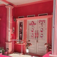 Video unggahan Tika sudah ditonton lebih dari 20,5 juta Views dan mendapatkan banjir komentar dari warganet. Nyakitin mata gak sih warna pink nya😢, ucap akun TikTok @suka_gabut. Nic baru hello kitty sesungguhx, ujar akun @Naufarel. Rumah impian pas kecil rumah hello Kitty, saut akun @Bestiee. Rumah impian bismillah semoga di segerakan amin🥺🙏, kata akun @Yuni rahayu 🍭🍭. Kalau rumah saya seperti itu pasti anak ku betah di rumah secara suka banget sm hk, jelas akun @Caca. Foto: Dok. pribadi Tika Septiani.