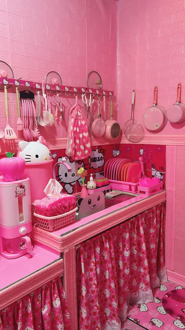 Wolipop sudah menghubungi Tika Septiani, sebagai pemilik rumah serba Hello Kitty. Dia mengungkapkan alasan mengoleksi serba Hello Kitty. Sejak sekolah SMK sudah suka warna pink tapi belum Hello Kitty. Semua pernak-pernik harus warna pink seiring berjalannya waktu kalau beli apa-apa yang warna pink itu harus gambar Hello Kitty. 2014 mulai koleksi koleksi warna pink, ungkap Tika kepada Wolipop, Jumat (6/10/2023). Foto: Dok. pribadi Tika Septiani.