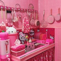 Wolipop sudah menghubungi Tika Septiani, sebagai pemilik rumah serba Hello Kitty. Dia mengungkapkan alasan mengoleksi serba Hello Kitty. Sejak sekolah SMK sudah suka warna pink tapi belum Hello Kitty. Semua pernak-pernik harus warna pink seiring berjalannya waktu kalau beli apa-apa yang warna pink itu harus gambar Hello Kitty. 2014 mulai koleksi koleksi warna pink, ungkap Tika kepada Wolipop, Jumat (6/10/2023). Foto: Dok. pribadi Tika Septiani.