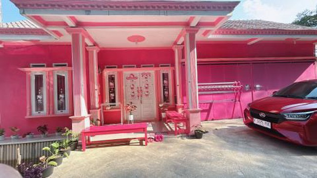 Inilah tampak depan rumah Tika yang mencolok dengan warna pink dan dihiasi gambar Hello Kitty. Foto: Dok. pribadi Tika Septiani.