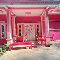 Inilah tampak depan rumah Tika yang mencolok dengan warna pink dan dihiasi gambar Hello Kitty. Foto: Dok. pribadi Tika Septiani.