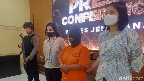 SA yang menyuruh anak 11 tahun mencuri uang dan emas saat dihadirkan dalam konferensi pers di Aula Mapolres Jembrana, Jumat (6/10/2023). (I Putu Adi Budiastrawan/detikBali).