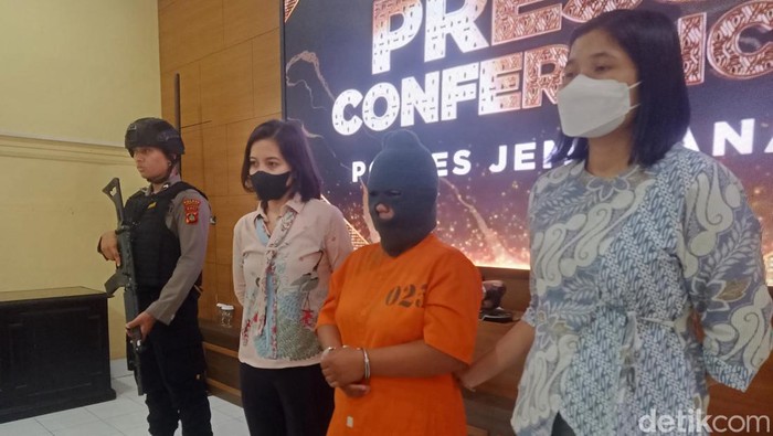 SA yang menyuruh anak 11 tahun mencuri uang dan emas saat dihadirkan dalam konferensi pers di Aula Mapolres Jembrana, Jumat (6/10/2023). (I Putu Adi Budiastrawan/detikBali).
