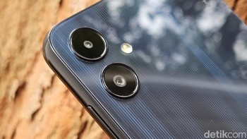Ada dua kamera yang menghiasi bagian belakang. Kamera utama berukuran 50 MP bersanding dengan lensa depth 2 MP. Foto: Adi Fida Rahman/detikINET