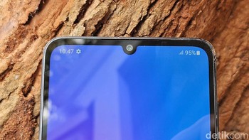 Di bagian atas layar terdapat notch Infinity-U yang menjadi rumah bagi kamera selfie 8 MP. Foto: Adi Fida Rahman/detikINET