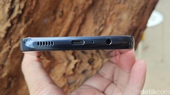 Bagian bawah ada port USB Type C, speaker dan jack audio 3,5 mm. Foto: Adi Fida Rahman/detikINET