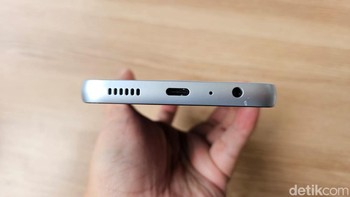 Bagian bawah terdapat port USB Type C, jack audio 3,5 mm dan speaker. Foto: Adi Fida Rahman/detikINET