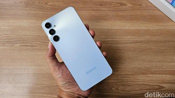 Bagian belakang Galaxy A05s matte sehinga tidak licin. Foto: Adi Fida Rahman/detikINET