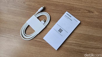 Aksesori yang disertakan dalam paket penjualan. Namun Samsung memberikan tambahan adaptor charger 25W. Foto: Adi Fida Rahman/detikINET