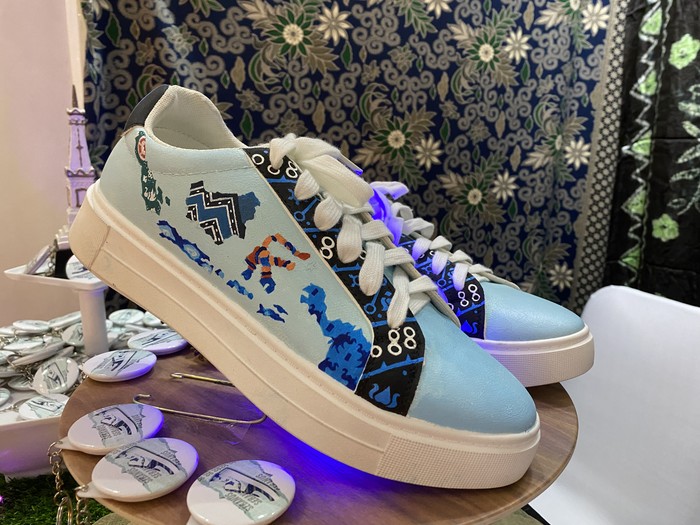 Sapatu bermotif batik Nusantara karya anak SMK Yogyakarta
