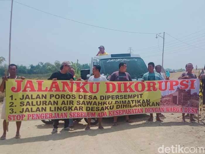 Sejumlah warga dari beberapa desa di Ngawen, Kabupaten Klaten, datangi proyek tol Jogja-Solo di Desa Manjung, Jumat (6/10/2023).