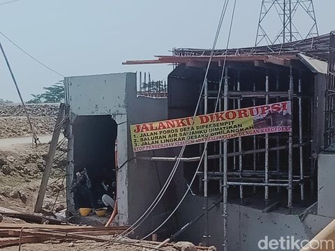 Sejumlah warga dari beberapa desa di Ngawen, Kabupaten Klaten, datangi proyek tol Jogja-Solo di Desa Manjung, Jumat (6/10/2023).