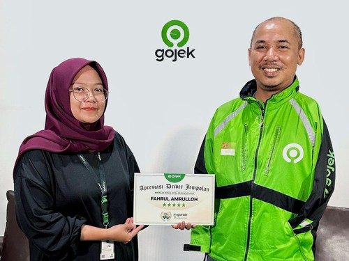 Seorang Mitra Driver Gojek difabel Fahrul Amrulloh viral di media sosial karena memberikan pelayanan terbaik kepada pelanggan.