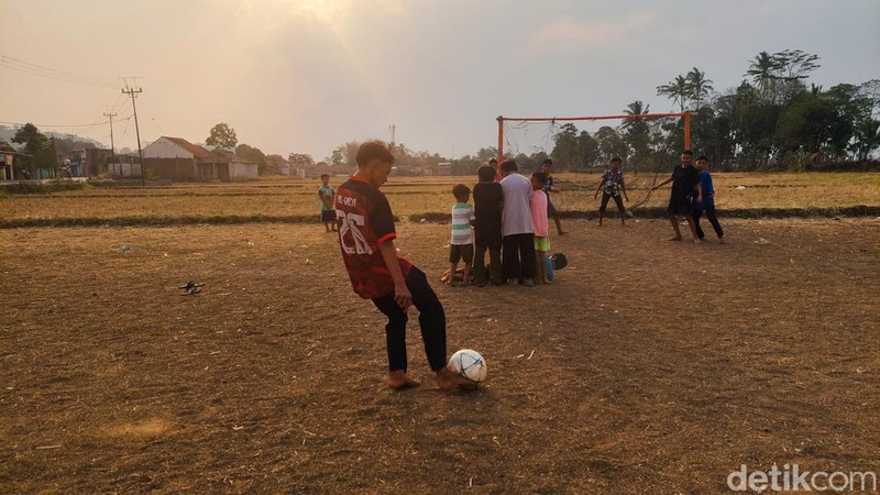 Sepakbola di lahan sawah kering.