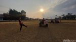 Keseruan Bocah KBB Main Bola di Lahan Sawah Mengering