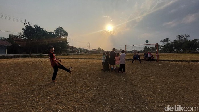 Sepakbola di lahan sawah kering.
