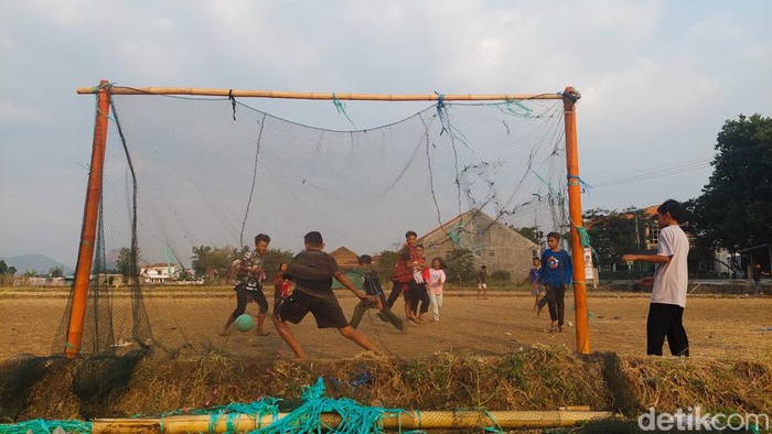 Sepakbola di lahan sawah kering.