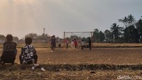 Setiap sore, bocah kampung setempat selalu bermain bola di lapangan berdebu tersebut. (Foto: Whisnu Pradana/detikJabar)