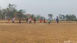 Keseruan Bocah KBB Main Bola di Lahan Sawah Mengering