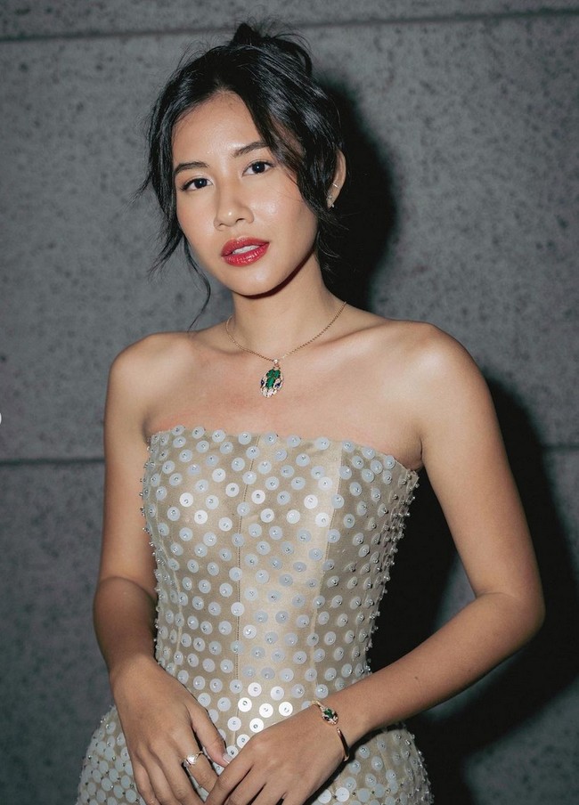 Wanita 24 tahun ini melengkapi penampilannya dengan satu set perhiasan batu Emerald dari koleksi Bulgari. Foto: Instagram/@shenacinnamon @hagaipakan