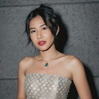 Wanita 24 tahun ini melengkapi penampilannya dengan satu set perhiasan batu Emerald dari koleksi Bulgari. Foto: Instagram/@shenacinnamon @hagaipakan