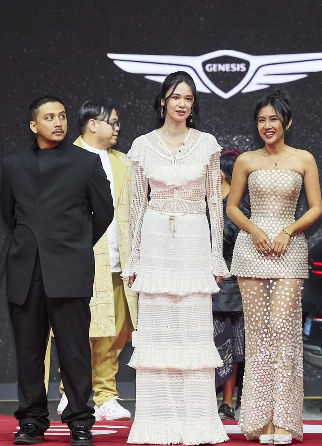 Aktris Shenina Cinnamon tampil bersinar di red carpet Busan International Film Festival 2023 (BIFF) untuk mempromosikan film yang dibintanginya, ’24 Jam Bersama Gaspar’. Foto: Instagram/@shenacinnamon @hagaipakan