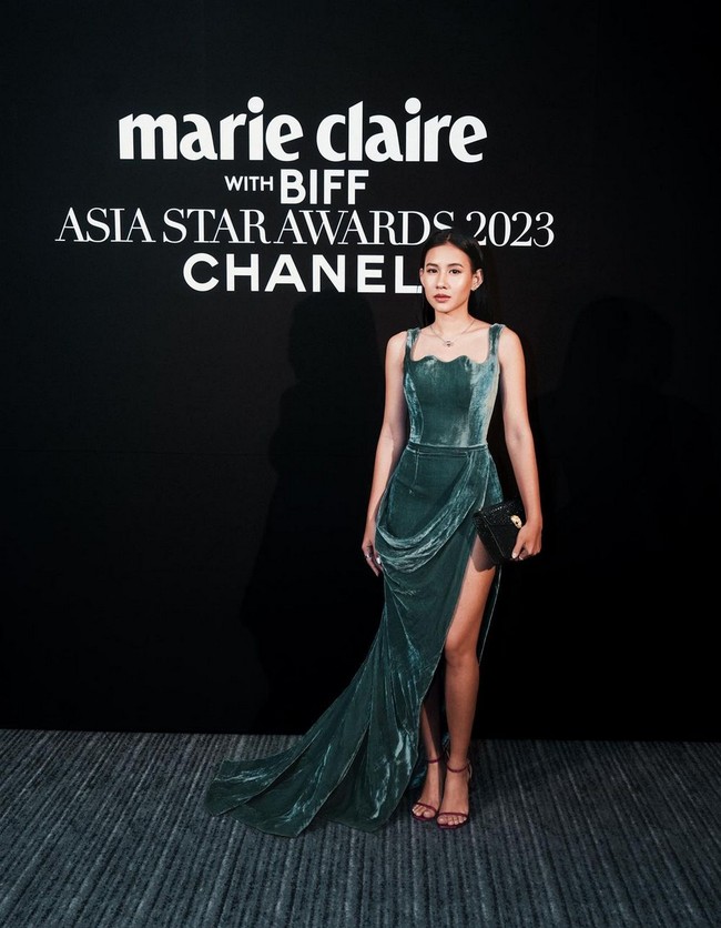 Berlanjut ke Asia Star Awards 2023 yang masih bagian dari BIFF, bintang film ‘Penyalin Cahaya’ ini berganti penampilan dengan gaun asimetris beludru rancangan Hian Tjen. Gaun memancarkan keanggunan lewat aksen drapery dan model high-slit. Foto: Instagram/@shenacinnamon @hagaipakan