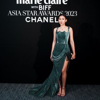 Berlanjut ke Asia Star Awards 2023 yang masih bagian dari BIFF, bintang film ‘Penyalin Cahaya’ ini berganti penampilan dengan gaun asimetris beludru rancangan Hian Tjen. Gaun memancarkan keanggunan lewat aksen drapery dan model high-slit. Foto: Instagram/@shenacinnamon @hagaipakan