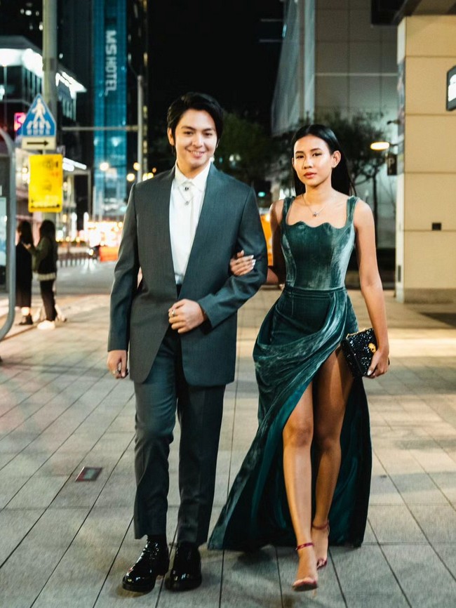 Penampilannya serasi dengan sang kekasih, aktor Angga Yunanda, yang mengenakan setelan jas abu-abu dipadu kemeja putih. Foto: Instagram/@shenacinnamon @hagaipakan