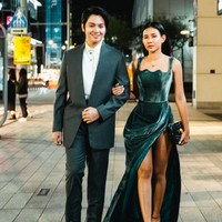 Penampilannya serasi dengan sang kekasih, aktor Angga Yunanda, yang mengenakan setelan jas abu-abu dipadu kemeja putih. Foto: Instagram/@shenacinnamon @hagaipakan