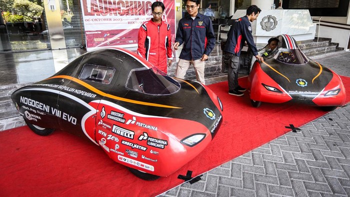 Siap Ikut Kontes, Ini Tampang Mobil Hemat Energi Nogogeni ITS Tim Nogogeni Institut Teknologi Sepuluh Nopember Surabaya (ITS) keluar dari mobil Nogogeni VI di sela peluncurannya di ITS, Surabaya, Jawa Timur, Jumat (6/10/2023). Tim Nogogeni ITS meluncurkan dua mobil hemat energi Nogogeni VI dan Nogogeni VIII Evo untuk mengikuti ajang perlombaan Kontes Mobil Hemat Energi (KMHE) 2023 di Sirkuit Carnaval Ancol pada 28 Oktober - 3 November 2023 mendatang. ANTARA FOTO/Rizal Hanafi/rwa.