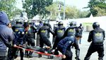 Simulasi Polisi Karawang Cegah Kerusuhan di Pemilu 2024