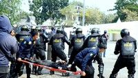 Total personel yang akan diterjunkan pada saat operasi mantap brata lodaya dari Polri sebanyak 627 personel, ditambah dengan 300 personel dari TNI. Dan termasuk dari intansi terkait pemerintah daerah, pungkasnya.