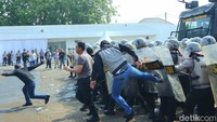 Latihan itu dilakukan mulai dari pengawalan oleh Dalmas sampai dengan pencegahan huru-hara, hingga pencegahan anarkisme oleh satuan Brimob, yang dipraktikan dengan simulasi pengamanan kerusuhan di wilayah perkotaan atau Sispamkota.