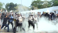 Ratusan polisi unjuk kekuatan di Lapangan Karangpawitan, Kabupaten Karawang, kegiatan itu merupakan bagian dari simulasi penanganan situasi kontijensi Operasi Mantap Brata Lodaya 2023-2024 dalam rangka pengamanan pemilu.