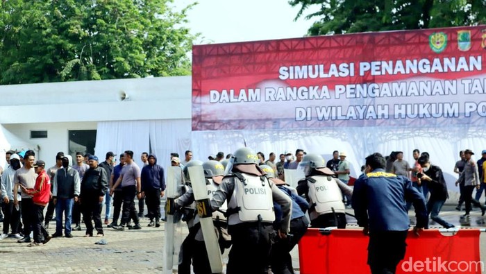 Simulasi pengamanan pemilu di Karawang