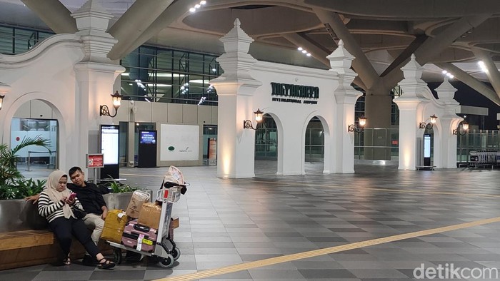 Situasi terkini Bandara YIA usai diselimuti kabut tebal, Jumat (6/10/2023). Foto diambil pukul 20.45 WIB.