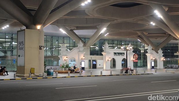 Situasi terkini Bandara YIA usai diselimuti kabut tebal, Jumat (6/10/2023). Foto diambil pukul 20.45 WIB.