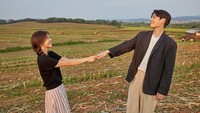 Dalam suratnya, Sojin menyebut Lee Dong Ha adalah sosok yang dia hormati dan cintai. Kebahagiaan pasangan ini tampak dalam senyum mereka yang tertangkap kamera. (Foto: dok. Instagram @ssozi_sojin)  