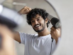 30 Tren Potongan Rambut Keriting Pria 2024, Modis, Simpel, dan Rapi