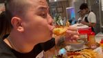 Serunya YouTuber Steven Kurniawan Makan Seafood hingga Dinner di Bawah Laut