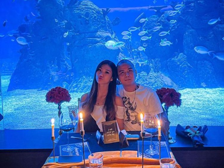 Serunya YouTuber Steven Kurniawan Makan Seafood hingga Dinner di Bawah Laut