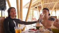 Steven Kurniawan pernah membagikan kebersamaannya dengan Adipati Dolken. Saat itu ia yang berlibur ke Bali asyik makan bersama aktor kenamaan tersebut. Foto: Instagram/steven.kurniawan