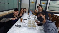 Steven Kurniawan paling senang menghabiskan waktu bersama orang terdekat. Salah satunya momen saat ia belajar berpuasa dan ikut berbuka puasa bersama. Foto: Instagram/steven.kurniawan